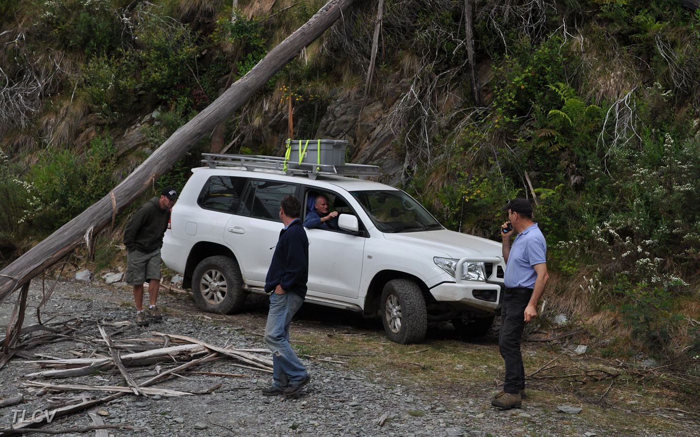 16-Demon needs some assistance to manoeuvre his box under the fallen tree .JPG